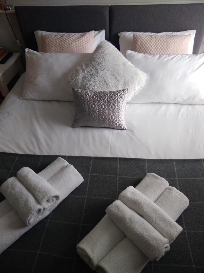 Sleep, Eat, Repeat Bed And Breakfast Макълсфийлд Екстериор снимка